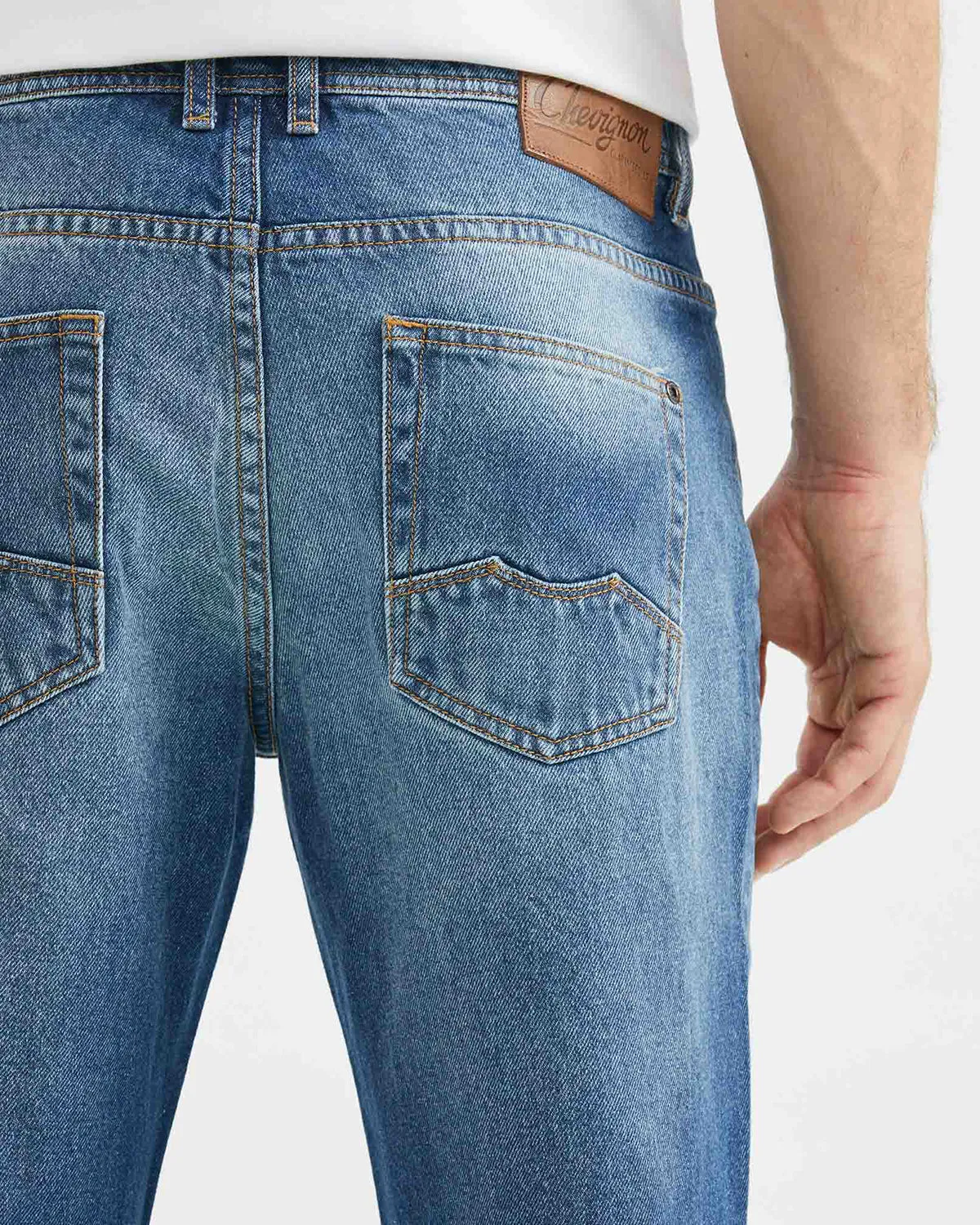 RELAXED FIT HIGH-RISE LIGHT JEANS IN MEDIUM WASH RL0013