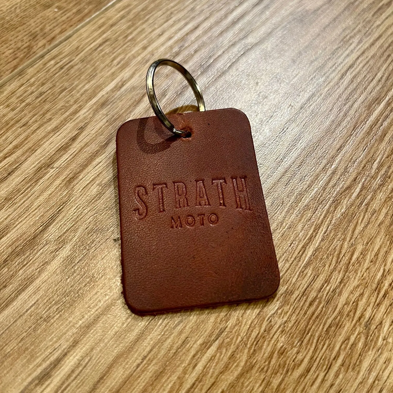 STRATH MOTO CLASSIC LOGO LEATHER KEY FOB / KEY CHAIN