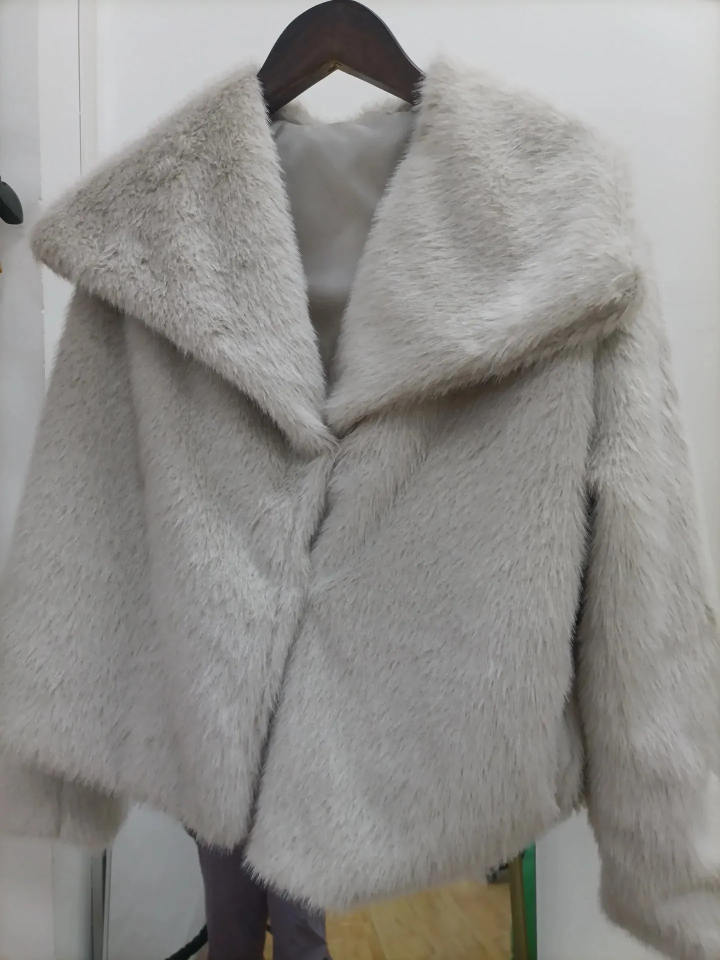 Women Fashion Faux Fur Solid Lapel Short Jackets Chic Long Sleeve Crop Oversized Warm Coat 2024 New Winter Lady Warm Outerwear